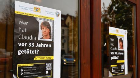 Die Plakate zum Cold Case von Claudia Obermeier hängen an einer Scheibe in Röthenbach in Mittelfranken.