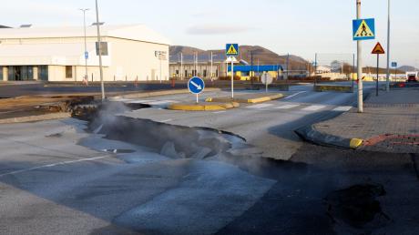 Schon vor zwei Tagen stieg Dampf aus einer Spalte in einer Straße im isländischen Grindavik auf.