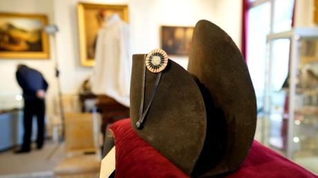 Einer der charakteristischen breiten schwarzen Hüte, die Napoleon trug, ist in Frankreich versteigert worden.