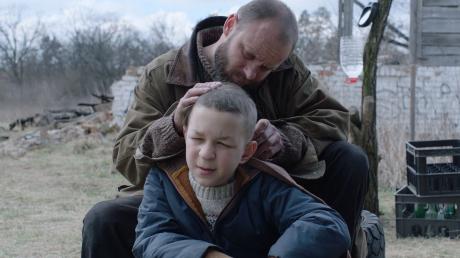 Mykhailo Korzhanivskyi und Yaroslav Bezkorovainyi in einer Szene aus Folge 3 von «Those Who Stayed»: «Obdachlos».