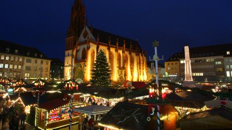 Wir haben alle Infos über die Weihnachtsmärkte 2023 in Unterfranken für Sie inklusive Orte, Termine und Öffnungszeiten. Im Bild: Die Marienkapelle und der Weihnachtsmarkt Würzburg.
