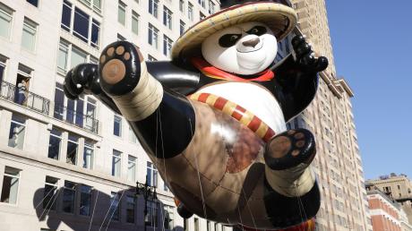Der tollpatische Panda Po schwebt durch Manhattan.