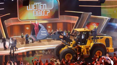 Moderator Thomas Gottschalk wird am Ende der ZDF-Show "Wetten, dass..?" in einer Baggerschaufel über die Bühne gefahren.