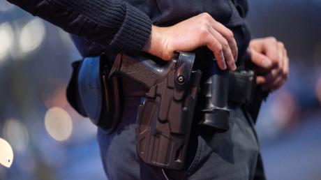 Ein 37-Jähriger soll in Neusäß versucht haben, die Dienstwaffe eines Polizisten zu entwenden. 