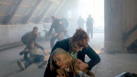 Rettung in letzter Sekunde: Melly Böwe (Lina Beckmann, r) und Evelyn Sonntag (Judith Engel, l) in einer Szene vom «Polizeiruf 110: Nur Gespenster».