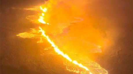 In Island ist am Montagabend ein Vulkan ausgebrochen. Der Spalt, aus dem die Lavaströme austreten, ist etwa vier Kilometer lang.
