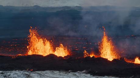 Glutrote Lava bahnt sich den Weg auf der isländischen Halbinsel Reykjanes.