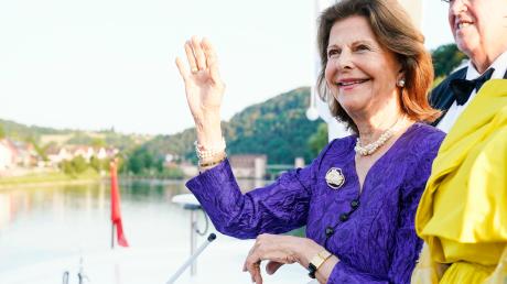 Königin Silvia von Schweden winkt an Bord eines Schiffs der Weißen Flotte am Neckar bei einer Benefizveranstaltung zugunsten der World Childhood Foundation.