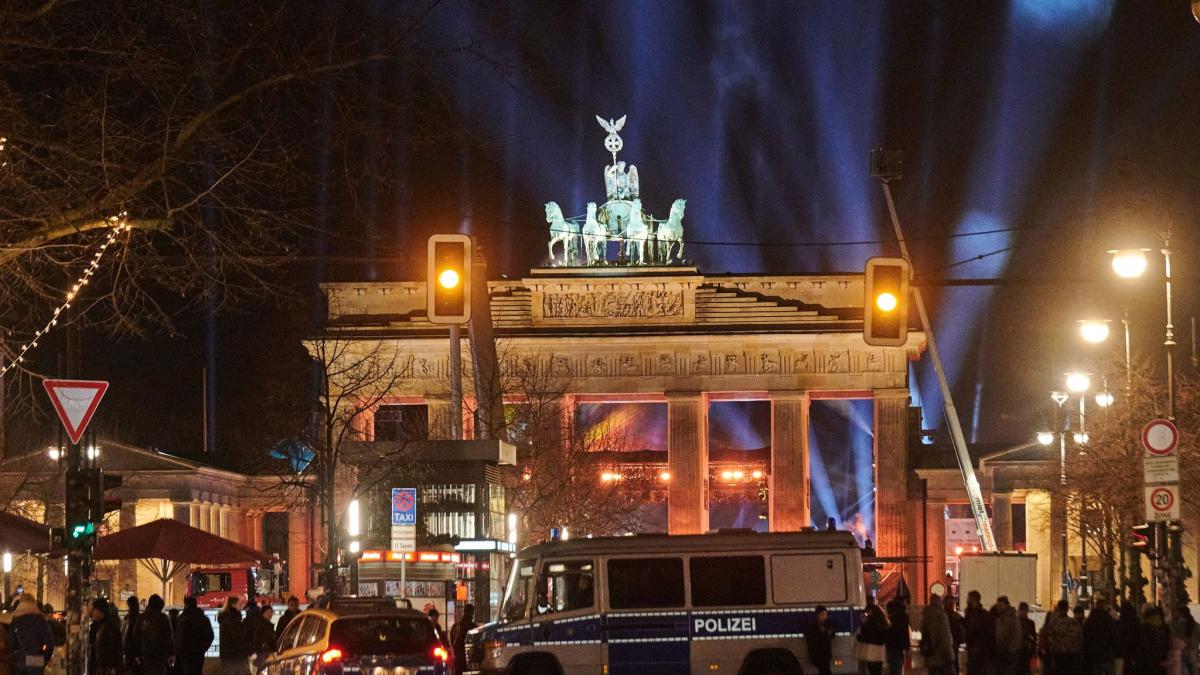 #Angriffe auf Polizei, mehr als 200 Festnahmen in Berlin