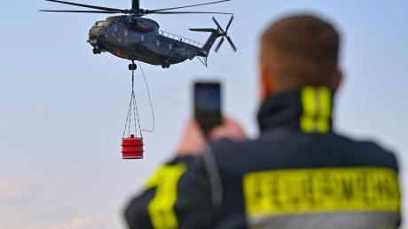 Hubschrauber sind bei Wald- und Flächenbränden unverzichtbar.