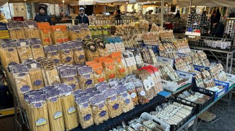 Markt in Rom: Verschiedene Nudelsorten werden auf dem Campo de' Fiori angeboten.