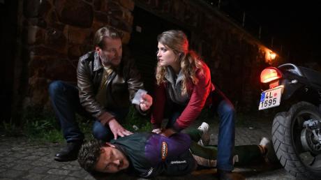 Kommissar Winkler (Kai Scheve, l) und seine Kollegin Szabo (Lara Mandoki) durchsuchen Pavel Svoboda (Raphael Keric) und finden Drogen in einer Szene von «Erzgebirgskrimi - Die Tränen der Mütter».