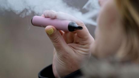 Einweg-E-Zigaretten sollen in Großbritannien zum Schutz von Minderjährigen verboten werden.