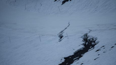 Ein Riss in einer Skipiste im Glacier-3000-Skigebiet in der Schweiz.