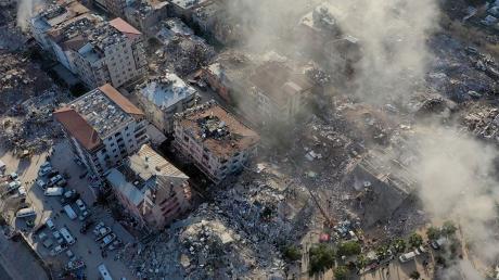Eine Luftaufnahme zeigt vom Erdbeben zerstörte Gebäude.
