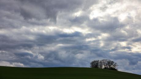 Wolken ziehen bei viel Wind über einen Hügel bei Peterberg in Sachsen-Anhalt. «Der Beginn des Februars ist eine Jahreszeit, an dem der Winter gerne seinen Höhepunkt erreicht. Davon ist in diesem Jahr allerdings nichts zu sehen», teilt der DWD mit.