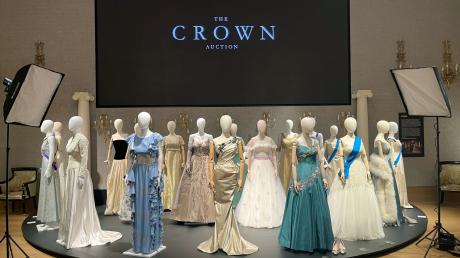 Kostüme aus der Serie "The Crown" vor einer Versteigerung in London.
