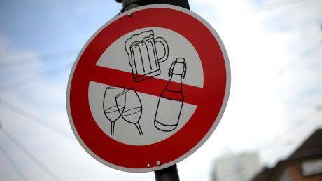 Laut einer DAK-Umfrage würden die meisten Menschen beim Fasten auf Alkohol verzichten.