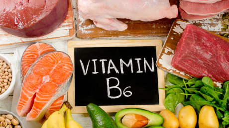 Ein mögliches Anzeichen für einen Mangel an Vitamin B6: Betroffene plagen sich mit Durchfall oder Erbrechen.