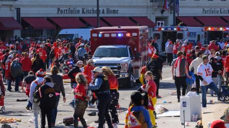 Nach den Schüssen, die im Anschluss an die Siegesparade für die Kansas City Chiefs fielen, räumt die Polizei das Gelände.