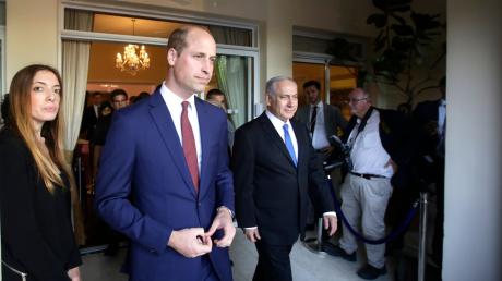 Der britische Prinz William (m) 2018 mit dem israelischen Ministerpräsidenten Benjamin Netanjahu in Israel.