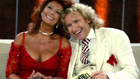Sophia Loren mit Showmaster Thomas Gottschalk in der Fernsehshow "Wetten, dass..?" 2004.