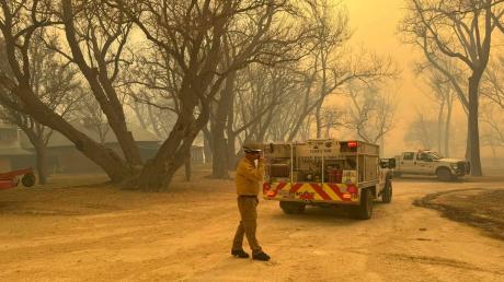 Die Feuerwehr kämpft im US-Bundesstaat Texas gegen mehrere sich schnell ausbreitende Waldbrände.