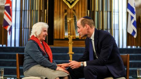 Prinz William unterhält sich mit der Holocaust-Überlebenden Renee Salt (94).