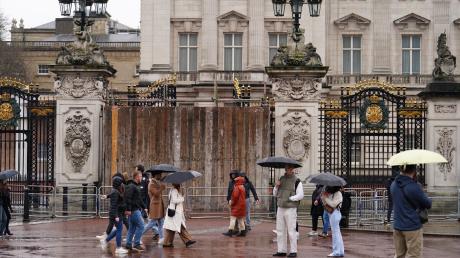 Ein Tor des Buckingham-Palasts ist notdürftig repariert, nachdem ein Auto in den Zaun gekracht war.