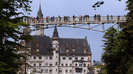 Touristen stehen auf der Marienbrücke vor dem Schloss Neuschwanstein. Ein Mann hatte dort zwei Frauen attackiert und wurde nun verurteilt.