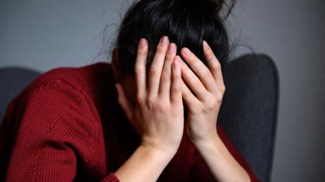 «Frauen leiden häufiger als Männer an stressbedingten psychischen Krankheitsbildern», sagt KKH-Expertin Könitz. Sie seien oftmals stärker belastet.