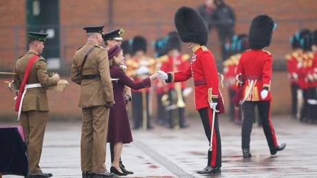 Lady Ghika vertritt Prinzessin Kate bei der Übergabe von Kleeblättern an die Offiziere beim St. Patrick's Day.