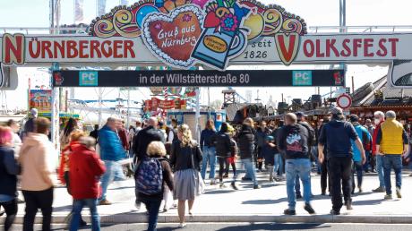 Das Volksfest in Nürnberg 2024 findet im März und April statt. Alle Infos rund um Öffnungszeiten, Programm und Fahrgeschäfte gibt es hier.