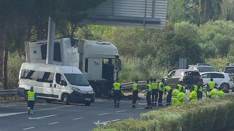 Rettungskräfte an der Unfallstelle an der Autobahn AP-4 unweit von Sevilla im Süden des Landes: Ein LKW erfasste mehrere Menschen.
