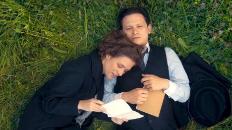 Milena Jesenska (Liv Lisa Fries) und Franz Kafka (Joel Basman) in einer Szene aus «Kafka».
