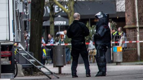 Einsatzkräfte in einem abgesperrten Bereich in der Innenstadt von Bochum.