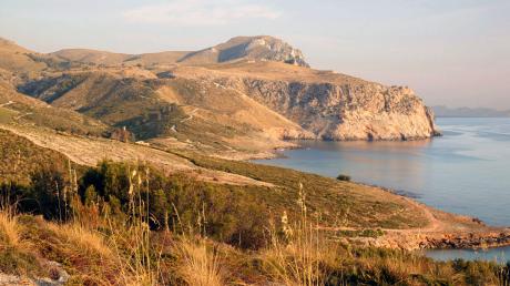 Die steilen Felsküsten prägen unter anderem das Landschaftsbild des Naturparks der Halbinsel Levant auf Mallorca.