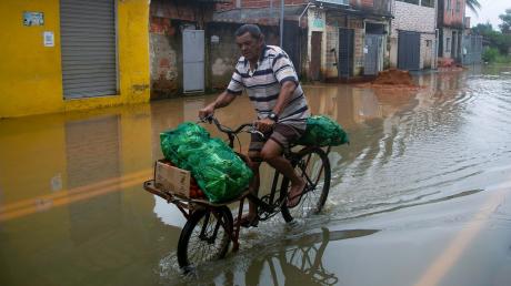Schwerer Regen hat in Teilen Brasiliens zu Überschwemmungen, Sturzfluten und Erdrutschen geführt.