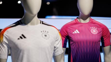 Wurde kontrovers diskutiert: die Farbwahl des neuen Pink und lilafarbenen Auswärtstrikots der deutschen Fußballnationalmannschaft (r).