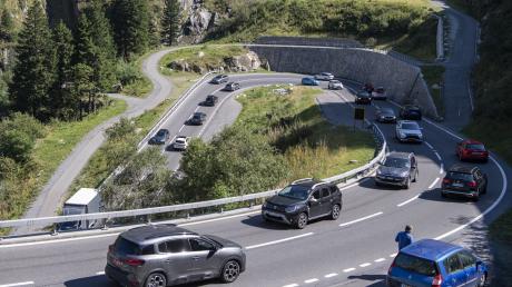 Straßenverkehr in der Nähe des Gotthard-Straßentunnels in der Schweiz. Der neue Polizeivertrag regelt die grenzüberschreitende Zusammenarbeit auch bei der Verfolgung von Straßenverkehrsverstößen.