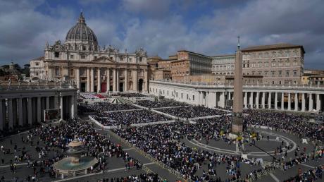 Gläubige versammeln sich auf dem Petersplatz während der Palmsonntagsmesse von Papst Franziskus.