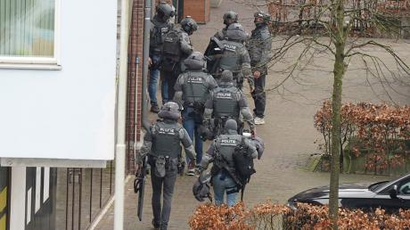 In der niederländischen Stadt Ede in der Provinz Geldern sind mehrere Menschen als Geiseln genommen worden.