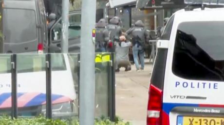 Der mutmaßliche Geiselnehmer wird vom DSI, einer Spezialeinheit der niederländischen Polizei, vor einem Café in Ede festgenommen.