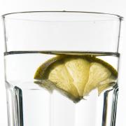 Zitronenwasser ist zum Trend-Drink geworden, wenn es um das Thema Abnehmen geht.