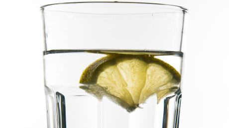 Zitronenwasser ist zum Trend-Drink geworden, wenn es um das Thema Abnehmen geht.
