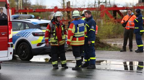 Polizei und Feuerwehr am Unglücksort in Neumarkt/Oberpfalz.
