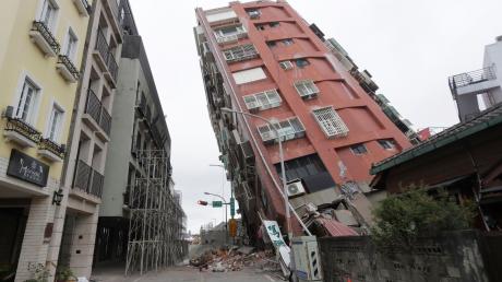 Ein teilweise eingestürztes Gebäude in Hualien. Taiwan liegt am Rand zweier tektonischer Platten und ist deshalb ein erdbebengefährdetes Gebiet.