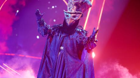 Rolando Villazón der sich im Kostüm der Figur «Das Mysterium» verkleidet, steht in der Prosieben-Show «The Masked Singer» auf der Bühne. Er ist erster Promi unter «Masked Singer»-Wechsel-Maske.