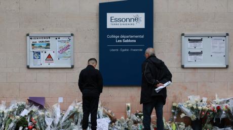 Blumen vor dem Eingang der Mittelschule Les Sablons in Viry-Chatillon nach dem gewaltsamen Tod eines 15-jährigen Schülers.