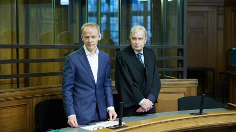 Der verurteilte Arzt Christoph Turowski (l) und sein Anwalt im Gerichtssaal 500 des Kriminalgerichts Moabit.